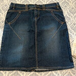 Daisy Fuentes denim skirt, with real pockets in the front and the back.